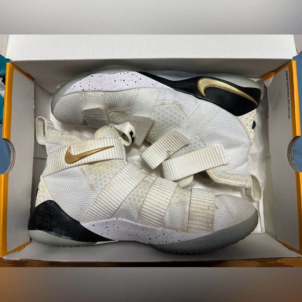2017 LeBron Soldier 11 'Court General'